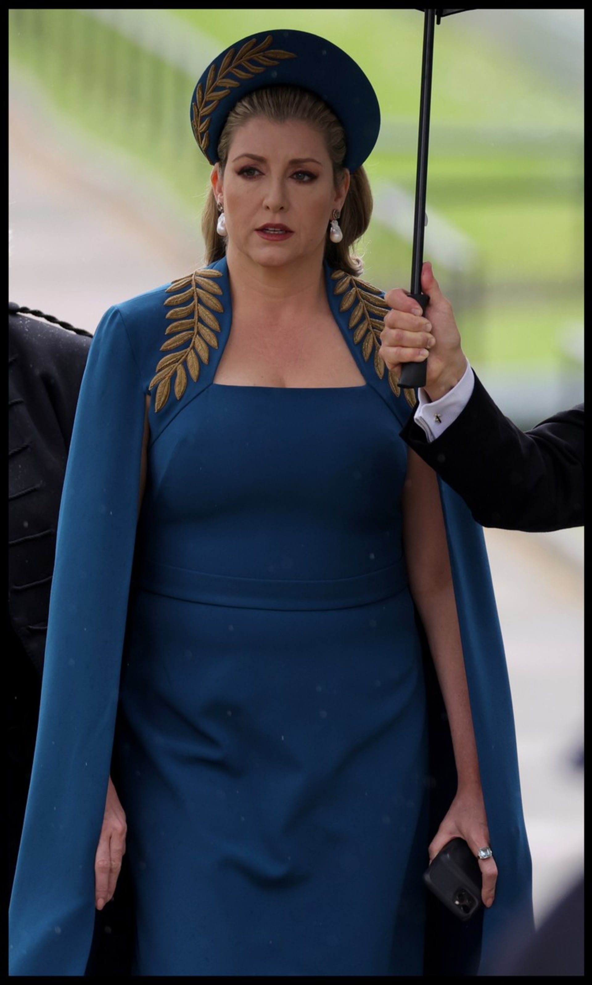 Politička na korunovaci dorazila v překrásných modrých šatech.