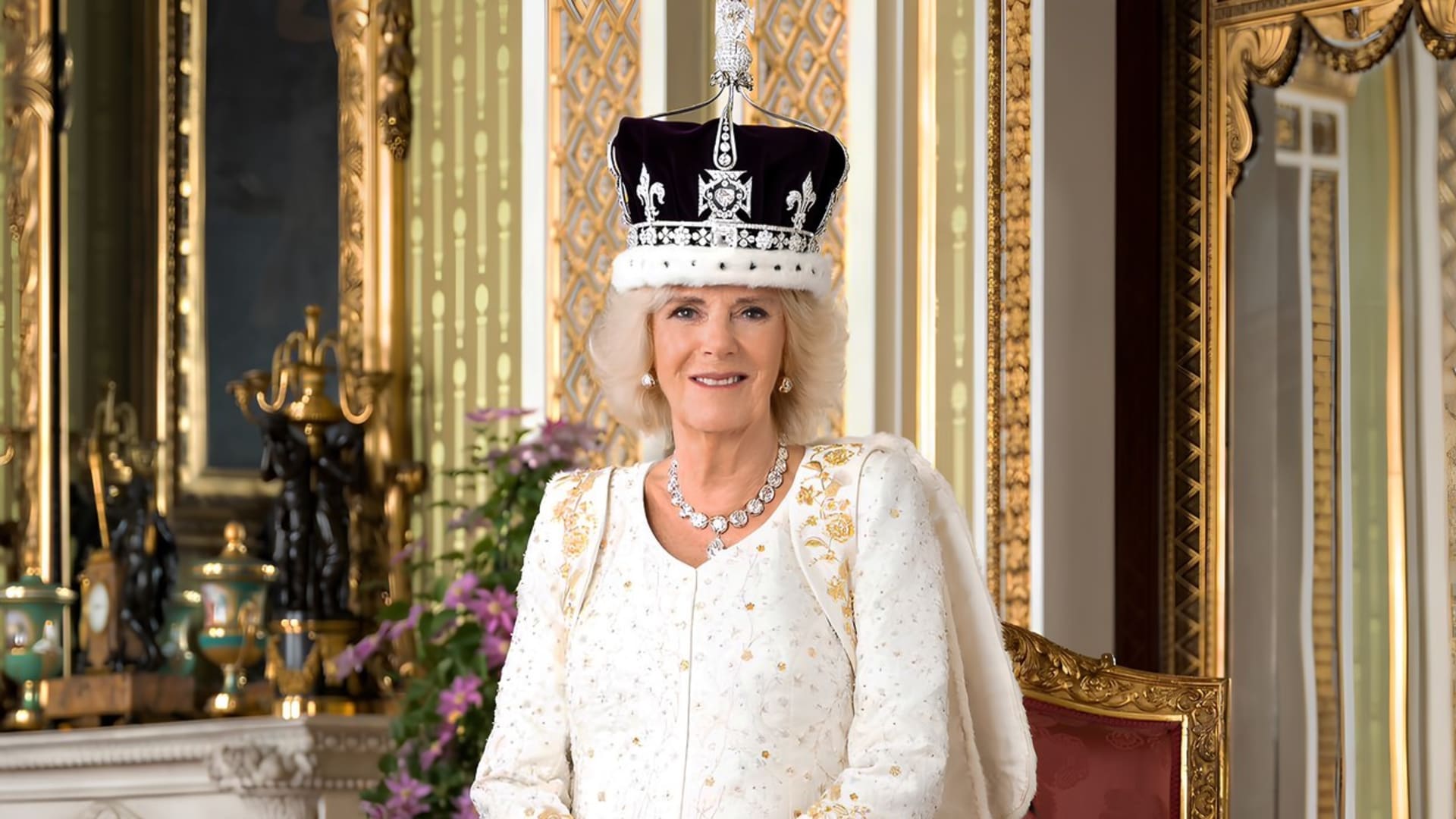 Buckinghamský palác zveřejnil oficiální portrét královny Camilly.