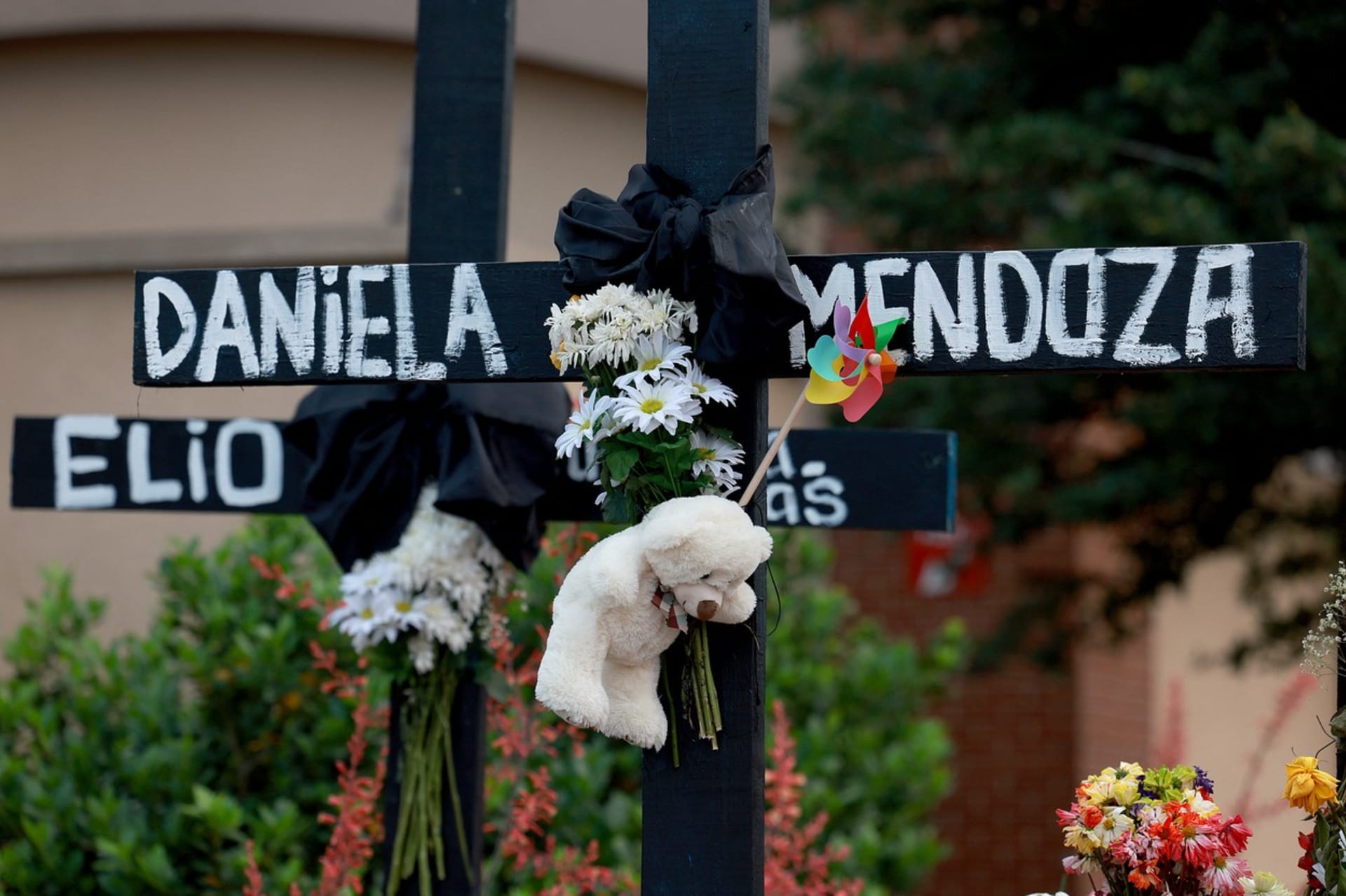 Mezi oběťmi víkendového masakru se nacházely dvě žákyně základní školy – sestry Daniela a Sofia Mendozovy. 