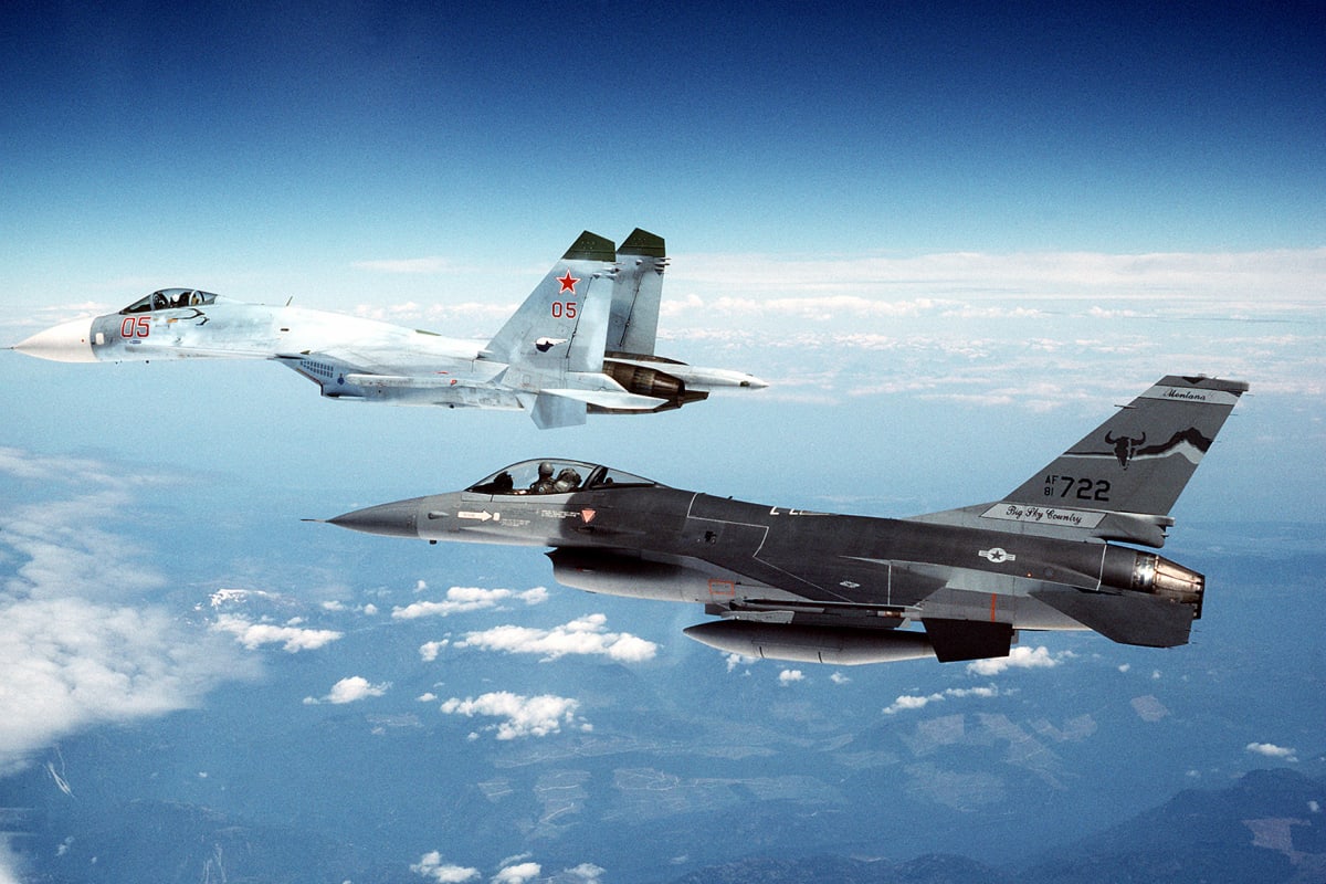 Zatímco sovětské a ruské stroje byly a jsou stavěny tak, aby mohly přistávat a startovat i z minimálně udržovaných letišť, západní letouny vyžadují mnohem víc kvality. Na snímku F-16 a Suchoj Su-27.