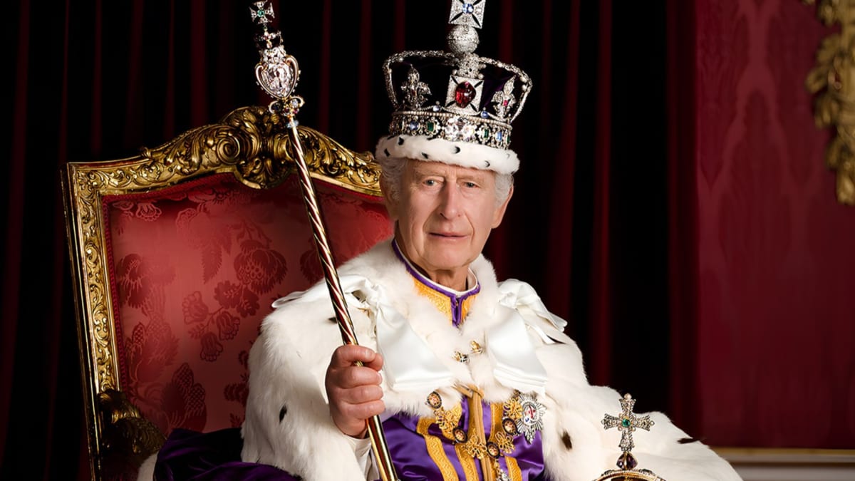 Král Karel III. má nový oficiální portrét. Zvěčnil ho umělec, který nafotil i jeho svatbu