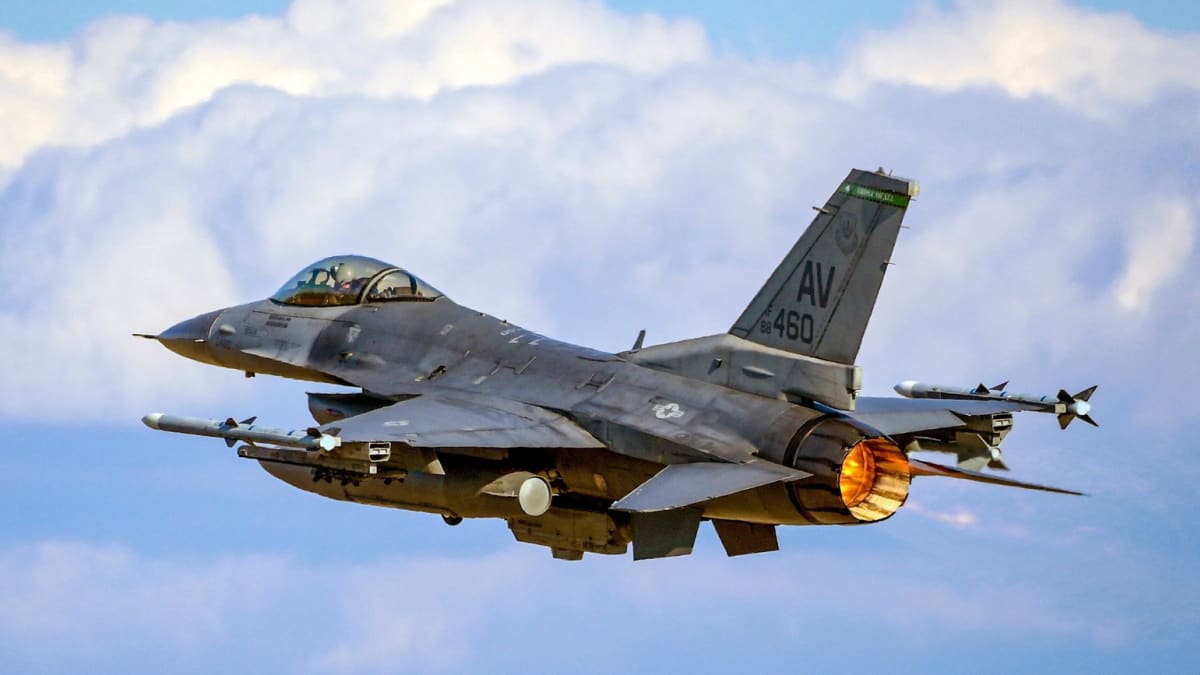 Ukrajina touží po stíhačkách F-16, které jsou podle britského experta nevyhovující