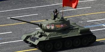 Na přehlídce v Moskvě projel jediný tank. Čest zachraňoval stroj vyráběný i v Československu