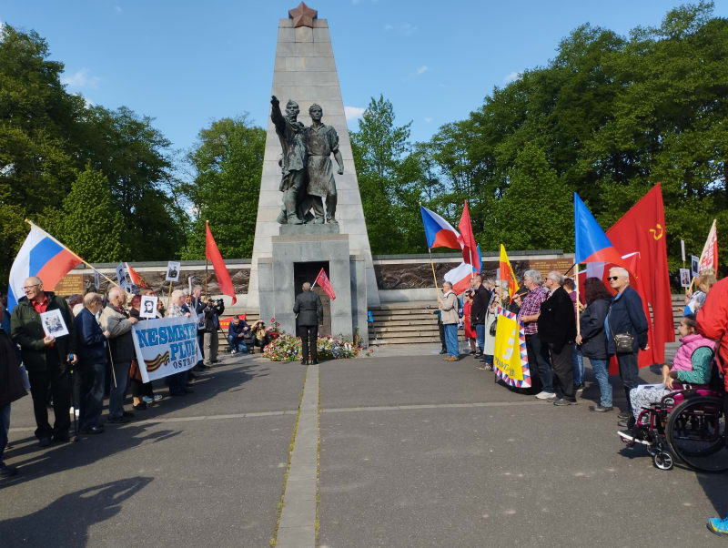 Akce Nesmrtelného pluku v Ostravě. Se symboly komunismu i portrétem masového vraha Stalina.