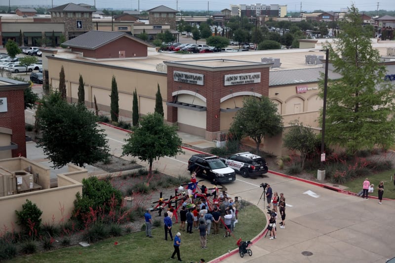Lidé si připomínají oběti masové střelby v nákupním centru v Texasu