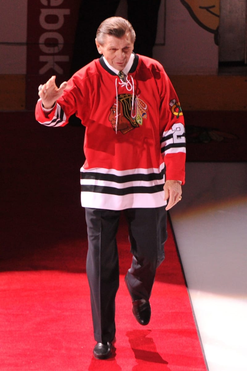 Slovenský rodák Stan Mikita byl v NHL první, kdo si začal ohýbat čepel hokejky.
