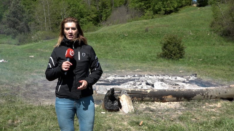 Vesnická zábava v obci Rovné skončila tragédií. V ohništi místní našli ohořelé tělo.