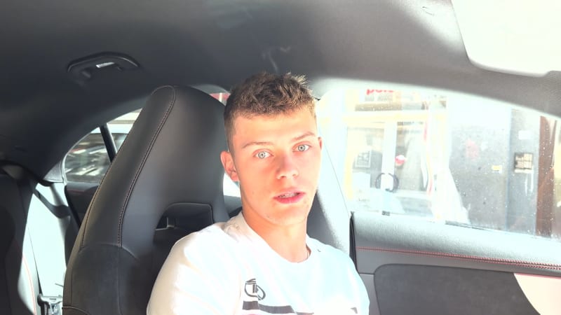 Mladému závodníkovi Filipu Salačovi někdo v centru Prahy vykradl auto.