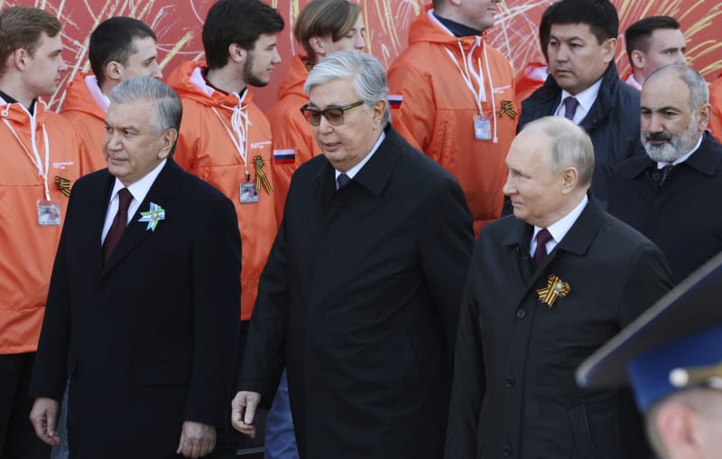 Ruský prezident Vladimir Putin (druhý zprava), kazašský prezident Kassym-Jomart Tokajev (uprostřed) a uzbecký prezident Šavkat Mirzijojev přicházejí na vojenskou přehlídku ke Dni vítězství u příležitosti 78. výročí konce druhé světové války na Rudém náměstí v Moskvě v pondělí 9. května 2022. 