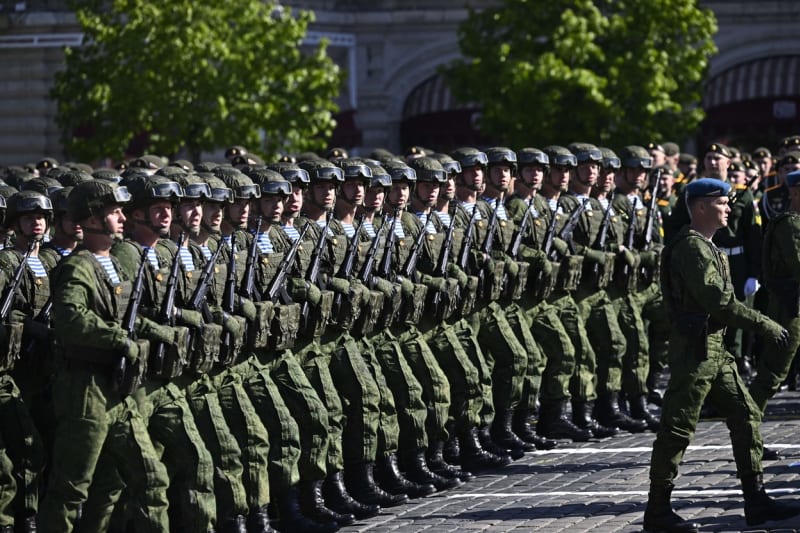 Vojenské přehlídky 9. května 2023 se v Moskvě účastnil omezený počet jednotek