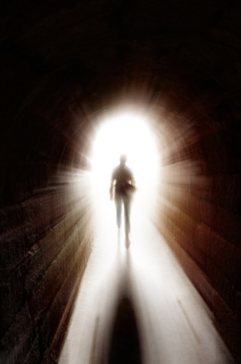 Posmrtný prožitek obvykle spojujeme s bílým světlem na konci tunelu
