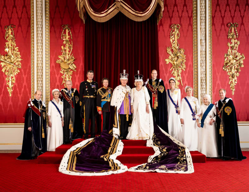 Buckinghamský palác zveřejnil oficiální portrét krále Karla III., jeho chotě královny Camilly a dalších deseti nejvýznamnějších členů rodiny.