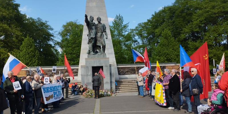 Akce Nesmrtelného pluku v Ostravě. Se symboly komunismu i portrétem masového vraha Stalina.
