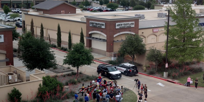 Lidé si připomínají oběti masové střelby v nákupním centru v Texasu
