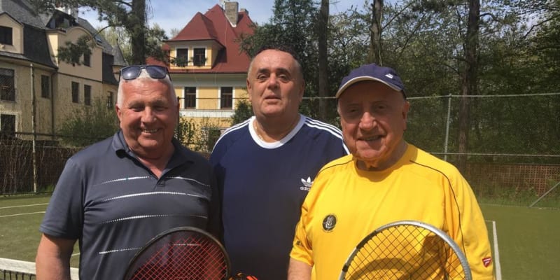 Felix Slováček v současné době relaxuje ve Františkových Lázní. Na tenisovém kurtu po boku podnikatele Petra Noska a tenisového trenéra Jana Karvaye. 