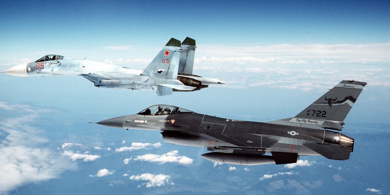 Zatímco sovětské a ruské stroje byly a jsou stavěny tak, aby mohly přistávat a startovat i z minimálně udržovaných letišť, západní letouny vyžadují mnohem víc kvality. Na snímku F-16 a Suchoj Su-27.