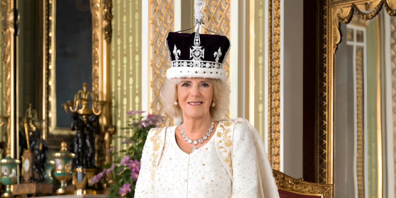 Buckinghamský palác zveřejnil oficiální portrét krále Karla III.