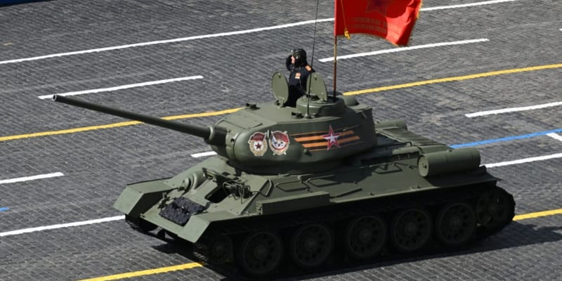 Tento tank T-34 byl jediným obrněncem, který projel Rudým náměstím během letošní vojenské přehlídky v Moskvě k výročí konce 2. světové války. Údajně má být československý.