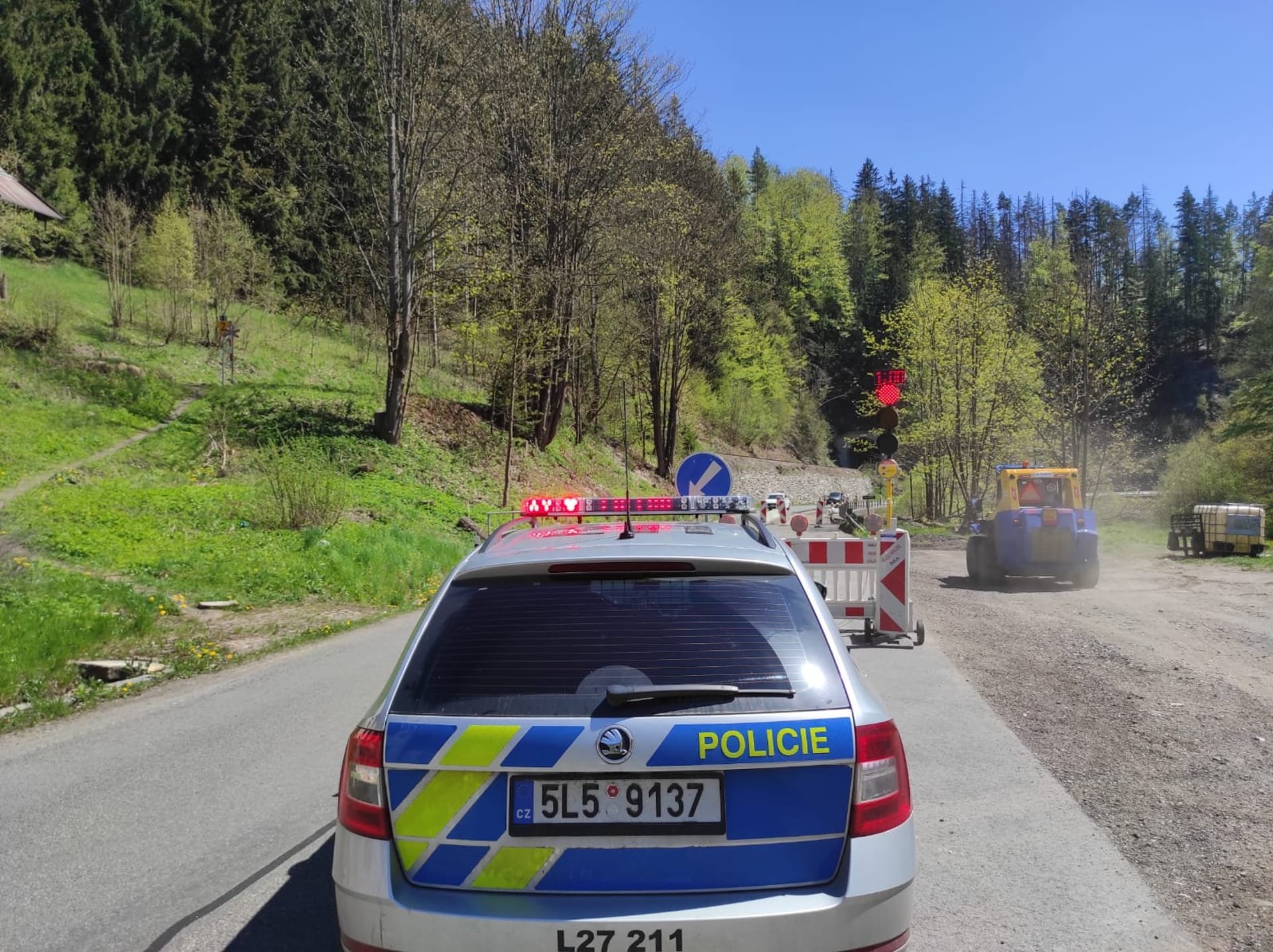 Policejní hlídka na Liberecku doprovodila řidičku v nesnázích úsekem plným dopravních omezení. 