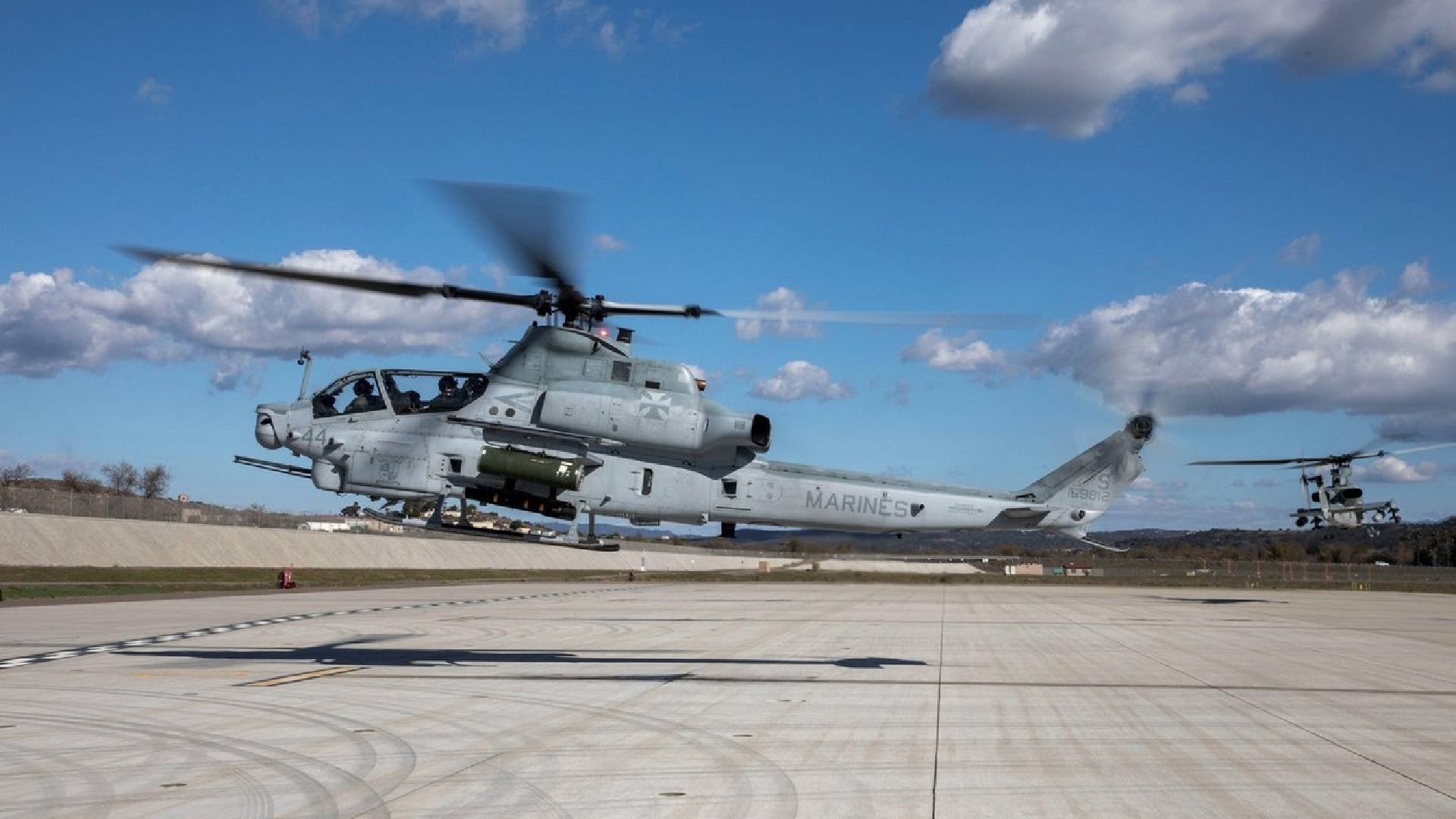 Česko očekává zásilku čtyř nových a šesti použitých bitevních vrtulníků  AH-1Z Viper 