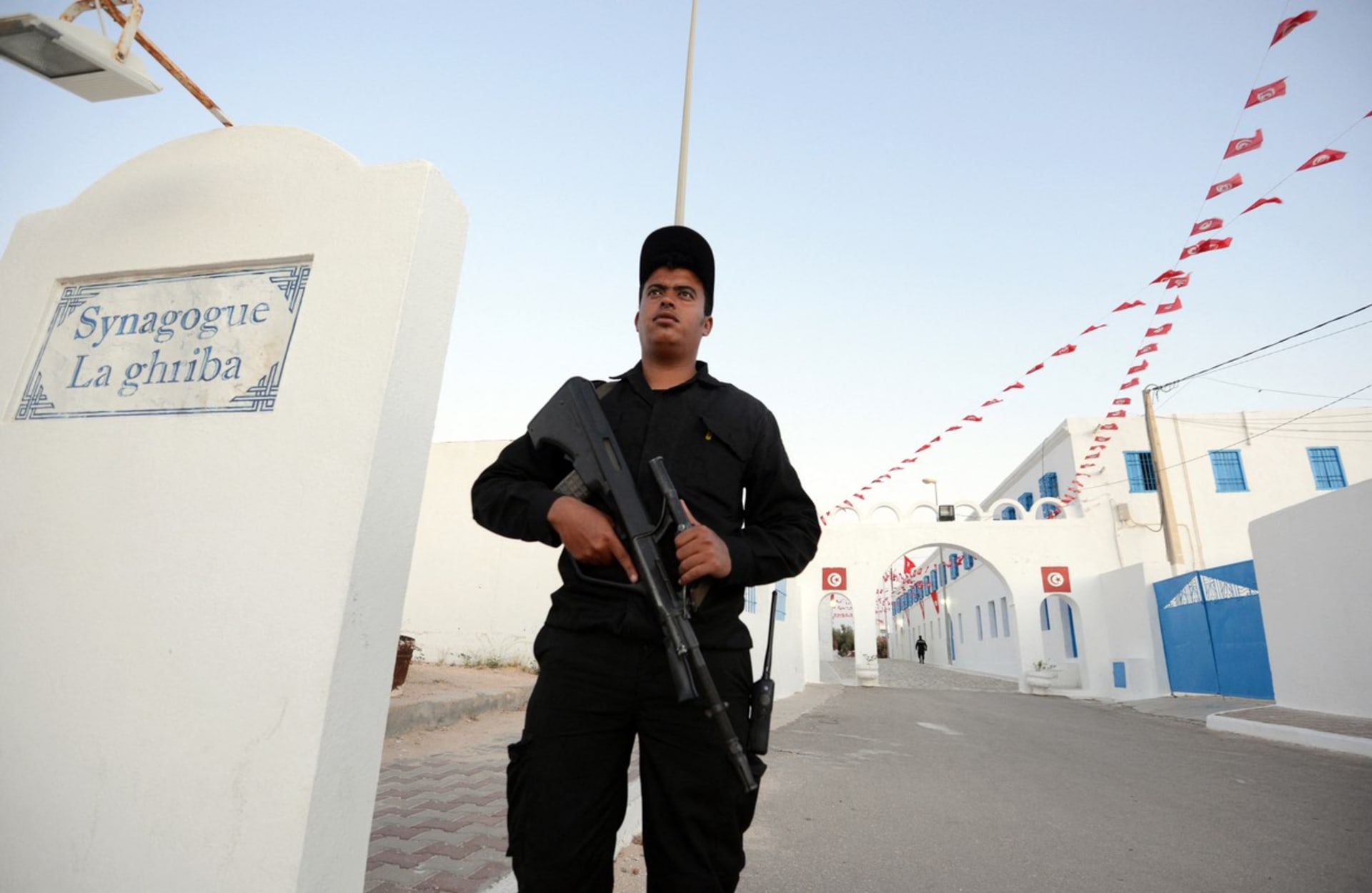 Příslušník tuniských speciálních jednotek stojí na stráži před synagogou na středomořském ostrově Džerba. (Ilustrační snímek)