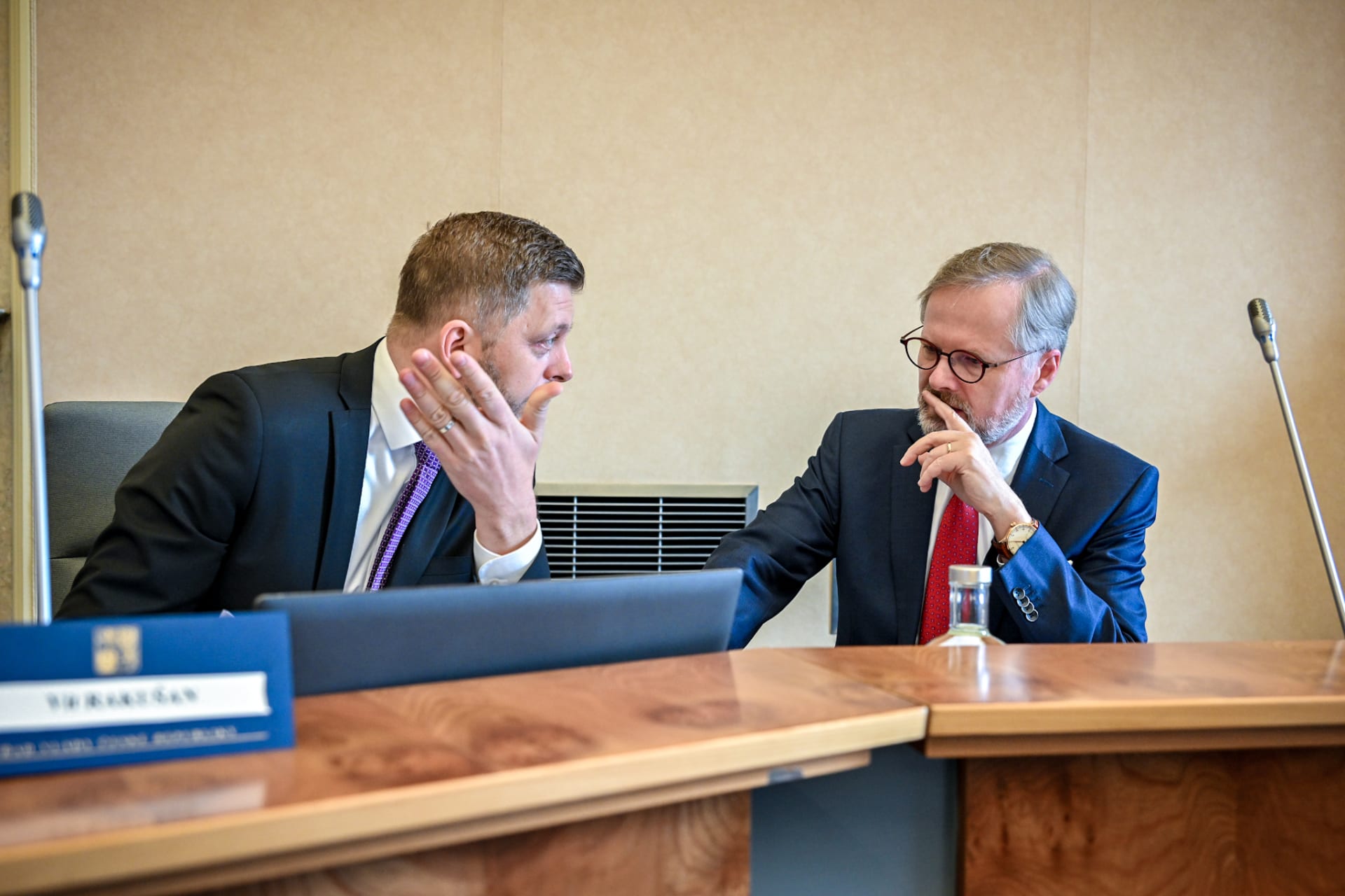 Zleva: ministr vnitra Vít Rakušan (STAN) a premiér Petr Fiala (ODS)