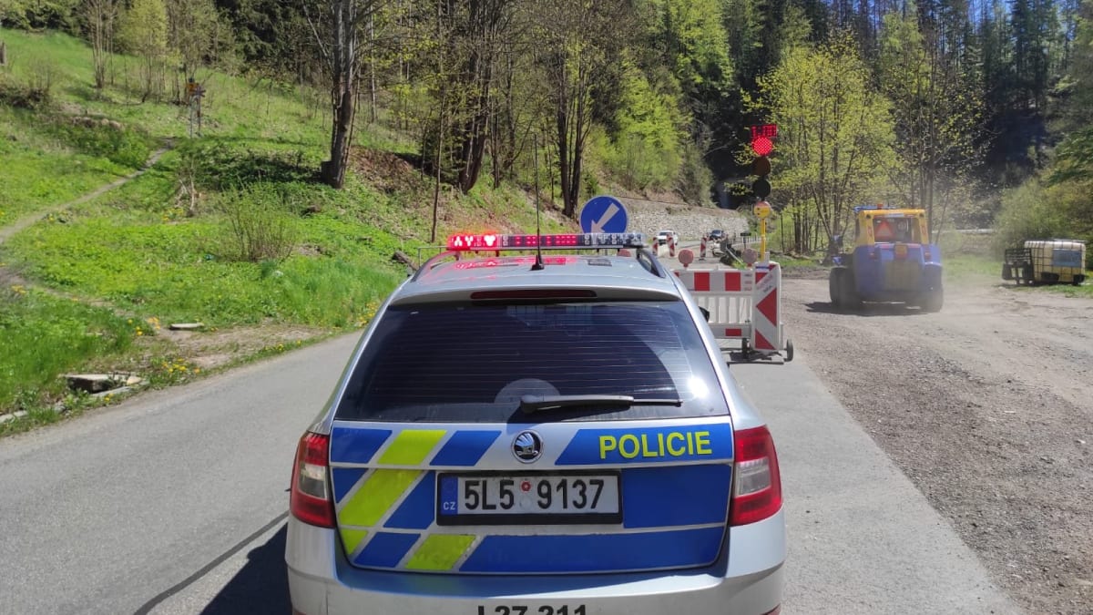 Policejní hlídka na Liberecku doprovodila řidičku v nesnázích úsekem plným dopravních omezení. 
