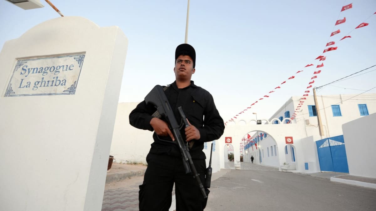 Příslušník tuniských speciálních jednotek stojí na stráži před synagogou na středomořském ostrově Džerba. (Ilustrační snímek)