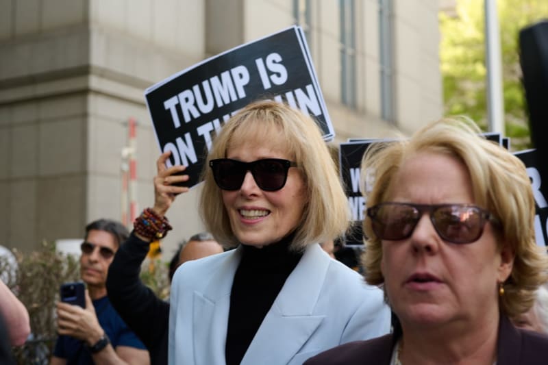 Americká spisovatelka Elle Jean Carrollová zvítězila v občansko-právním sporu proti exprezidentovi Donaldu Trumpovi, kterého obvinila ze znásilnění.