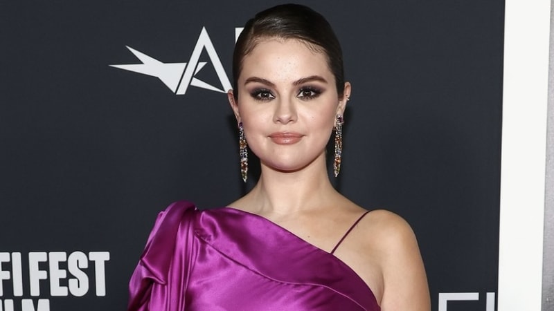 Selena Gomez čelí kritice za pití alkoholu po transplantaci. Rozhádala se i s dárkyní