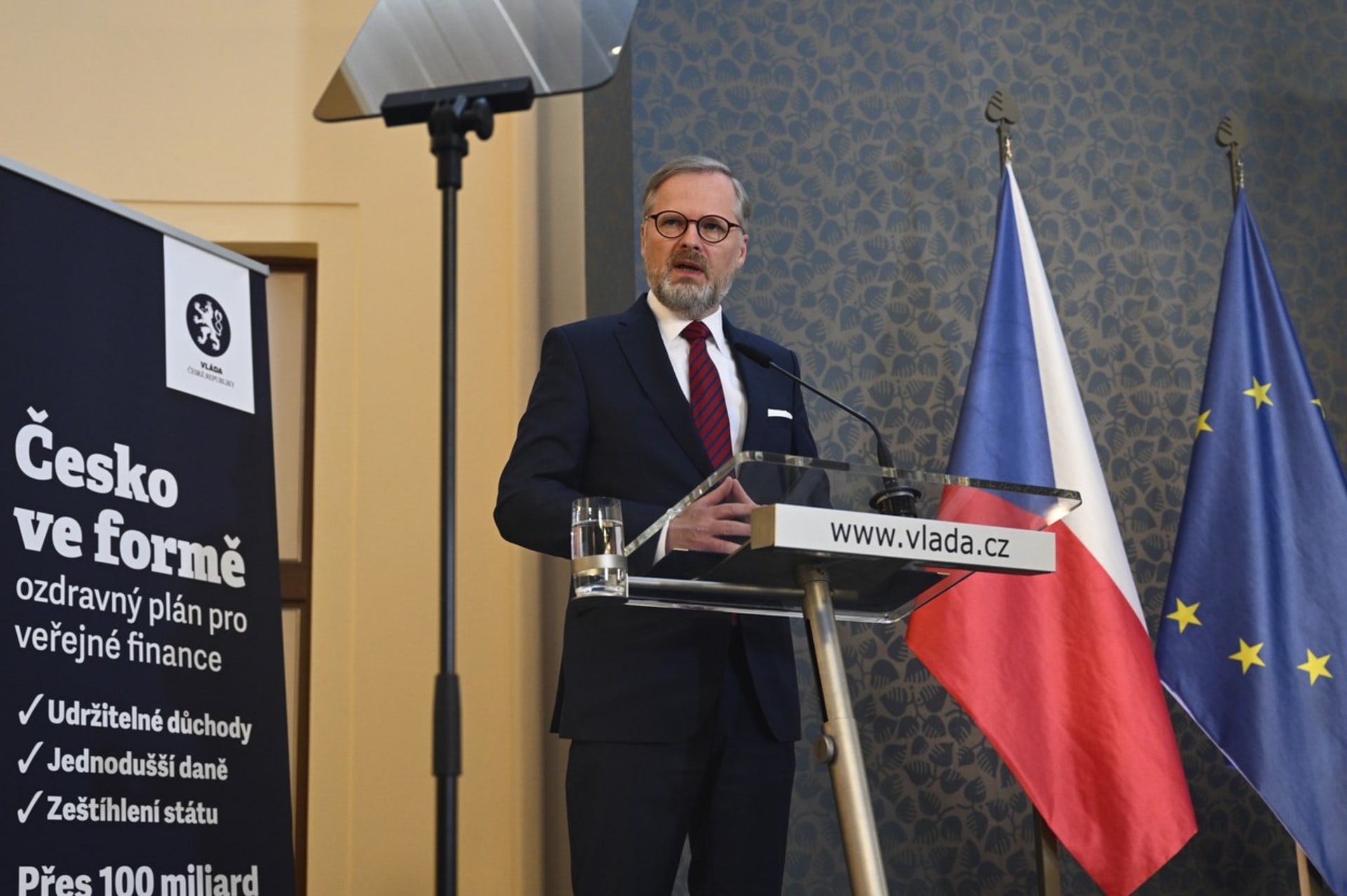 Premiér Petr Fiala (ODS) během představování úsporného balíčku
