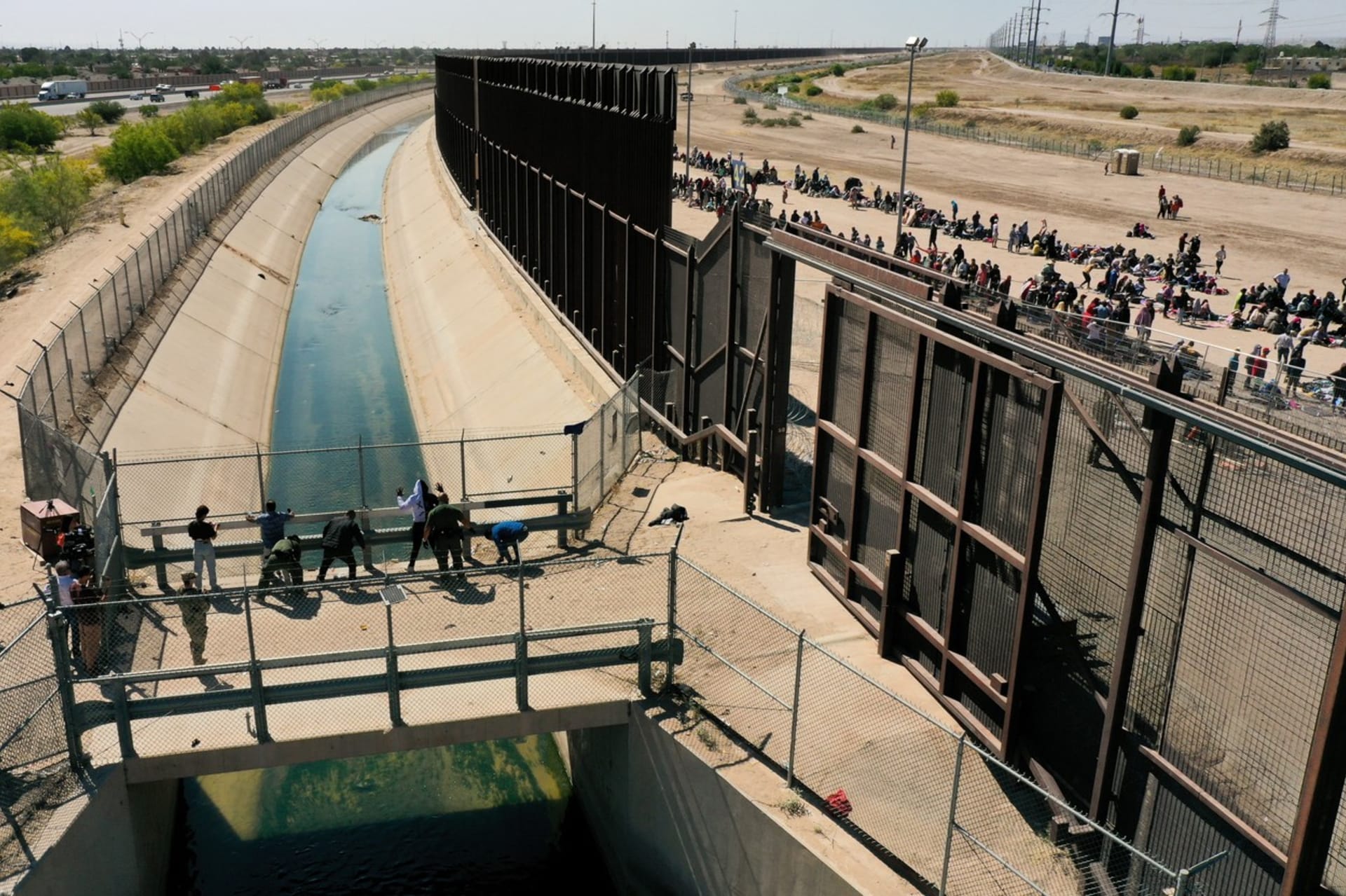 U hranice Mexika a Texasu se shromažďují migranti (10. 5. 2023).