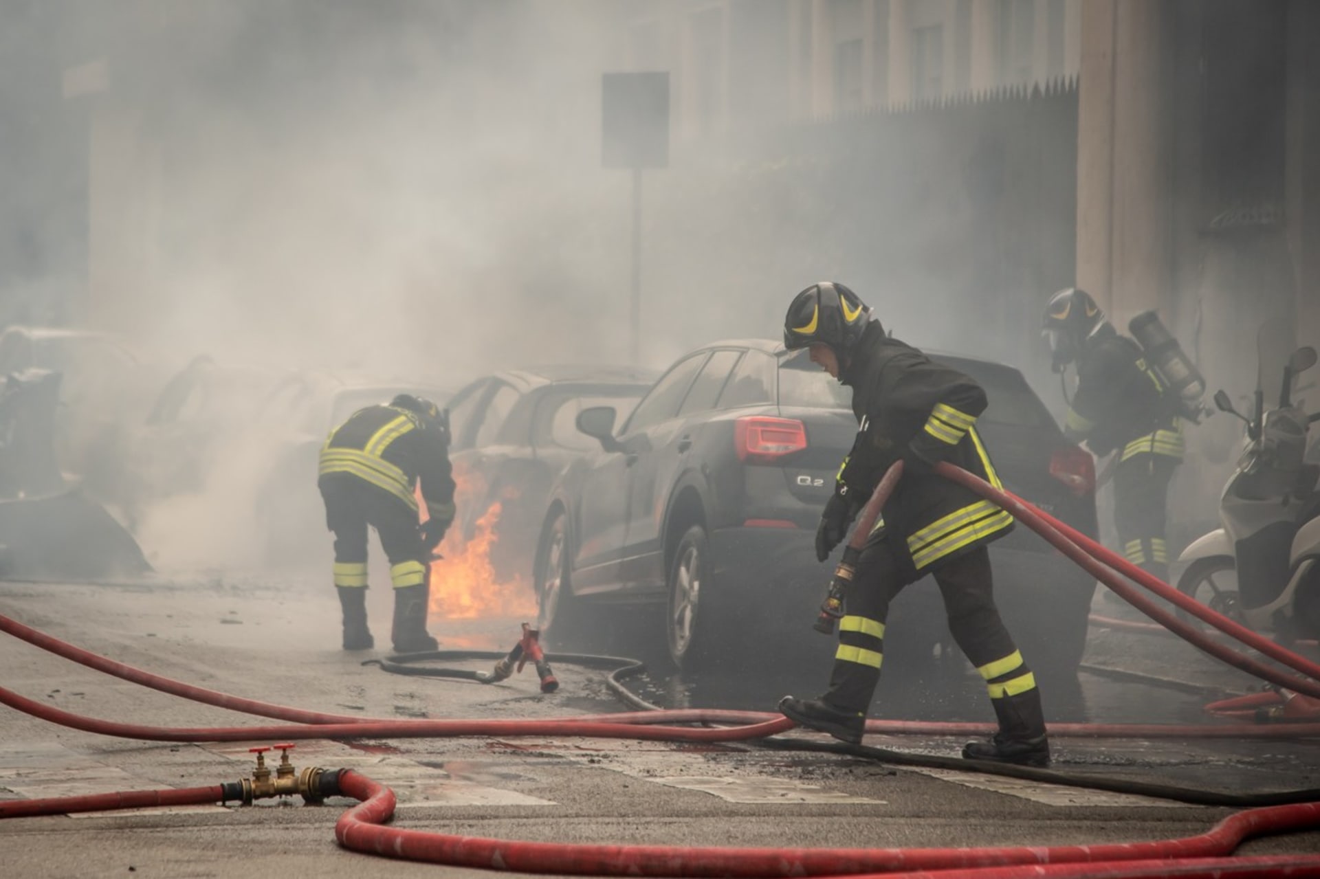 Hasiči zasahují u požáru po explozi v centru Milána.