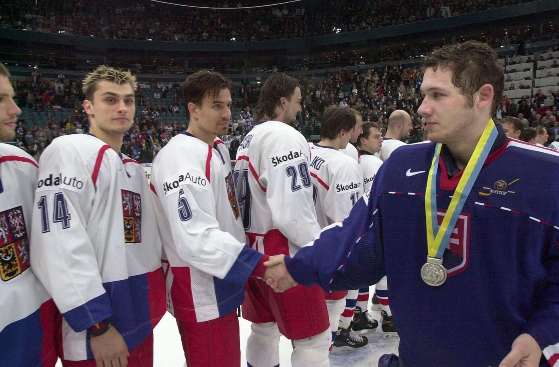 Slovenský brankář Ján Lašák gratuluje po finále MS 2000 českým vítězům.