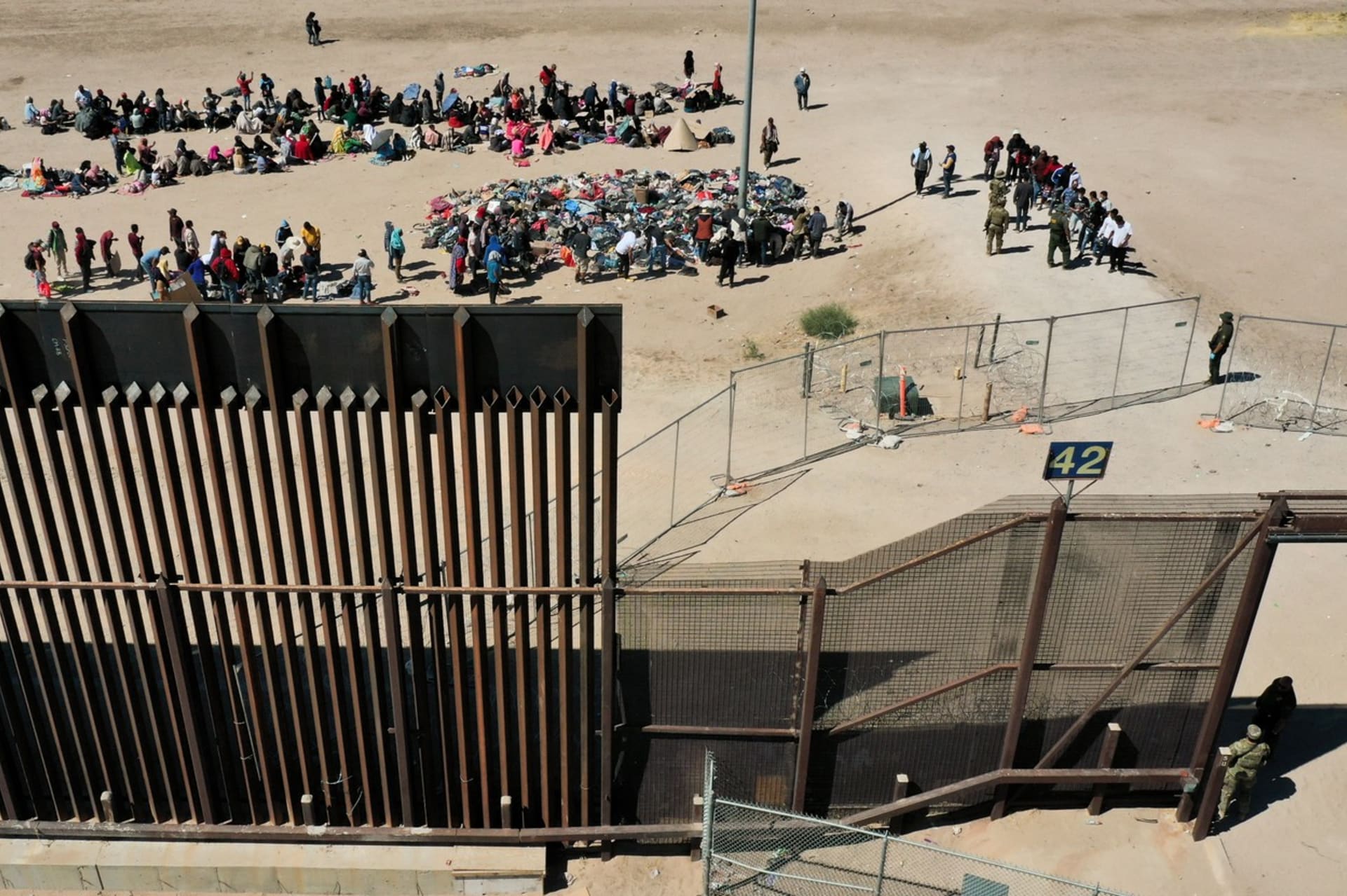 Na překročení hranice do USA čekají tisíce lidí (10. 5. 2023).