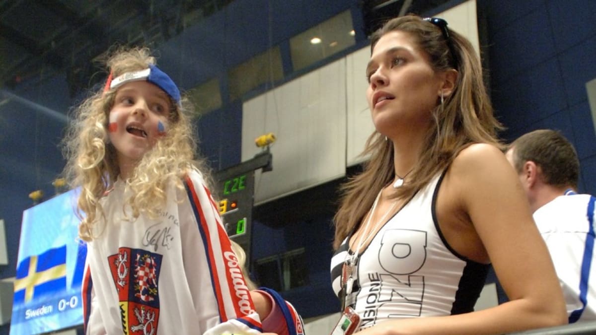 Petra Faltýnová (vpravo) při fandění českým hokejistům na MS 2005.