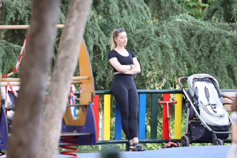 Amber Heard na dětském hřišti, kam chodí se svou dcerou.