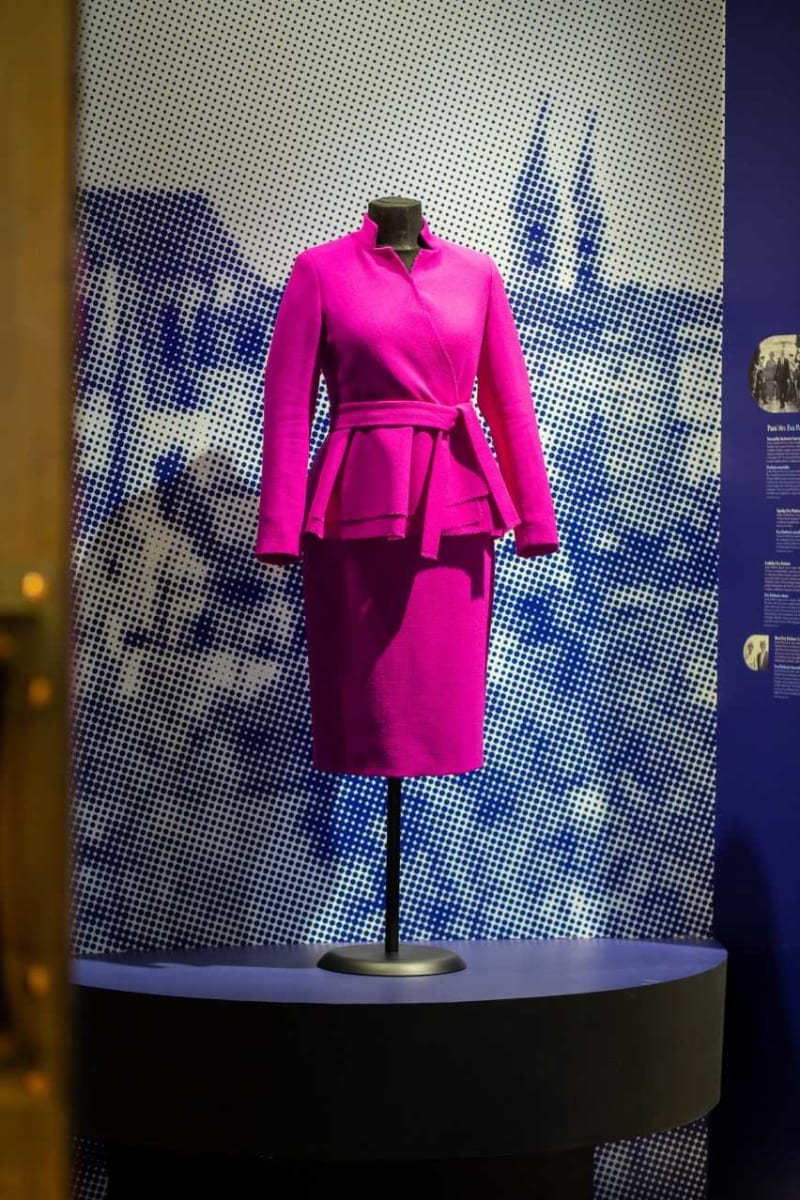 Inaugurační oděv Evy Pavlové, kostýmek v barvě magenta.