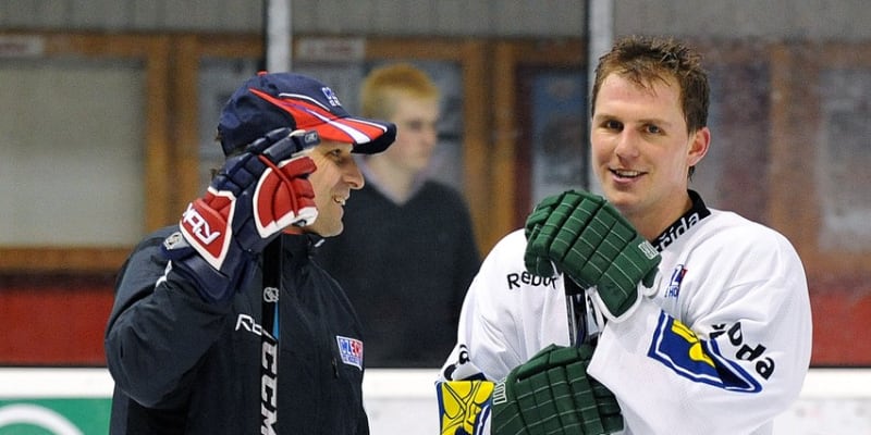 Petr Vampola v roce 2010 s asistentem trenéra českého národního týmu Josefem Jandačem. Nakonec z toho byla zlatá medaile z mistrovství světa. 