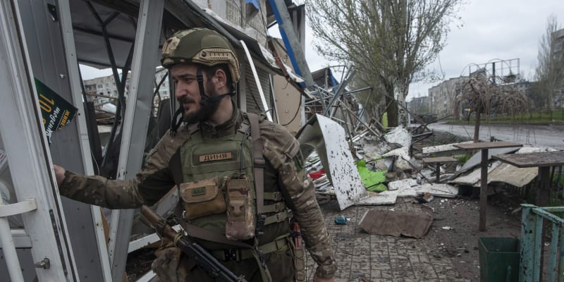Ukrajinští vojáci i nadále ovládají část Bachmutu. Z města však po ruském ostřelování příliš nezbylo.