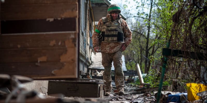 Ukrajinští vojáci i nadále ovládají část Bachmutu. Z města však po ruském ostřelování příliš nezbylo.