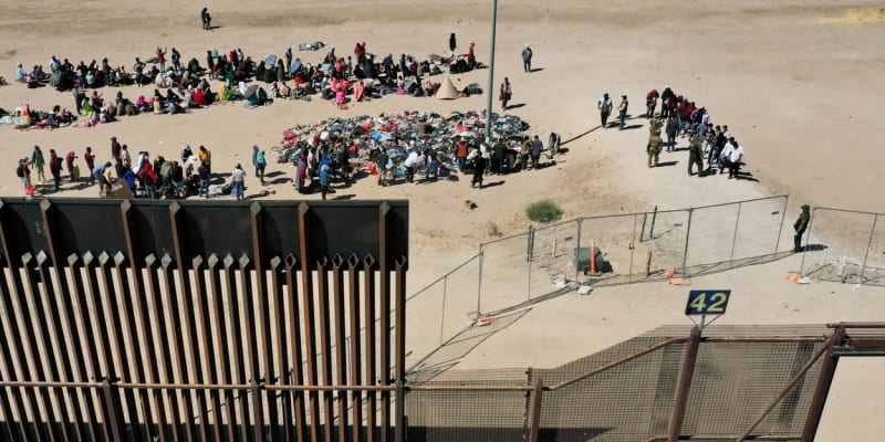Na překročení hranice do USA čekají tisíce lidí (10. 5. 2023).