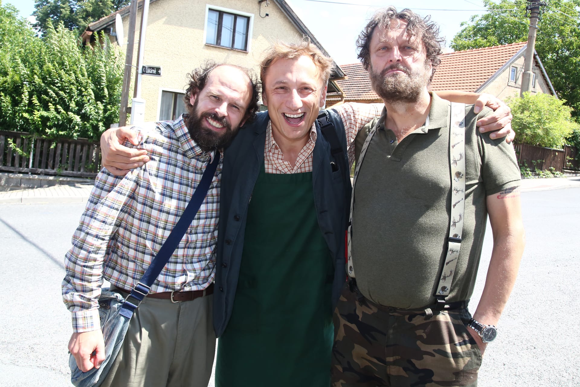Herec Jakub Slach s kolegy při natáčení Agrometalu