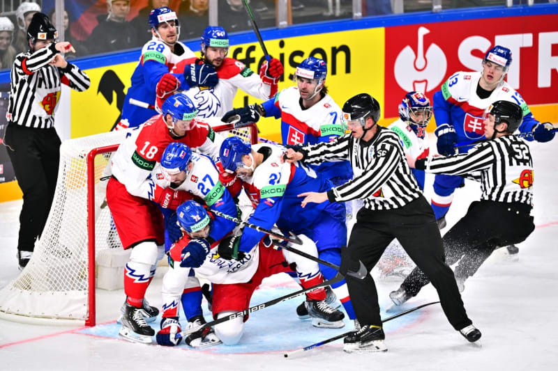 Zápas Česka se Slovenskem provázelo několik kontroverzí.