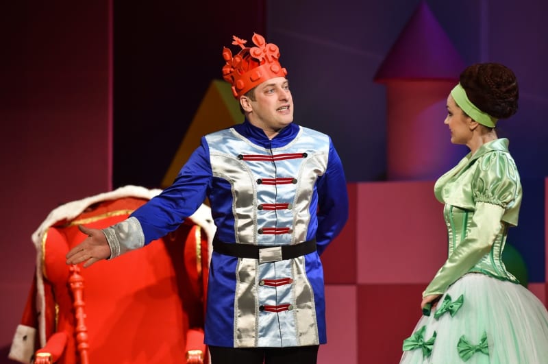 Libor Jeník jako král a Eliška Hamplová jako dvorní dáma 8. dubna na generální zkoušce divadelní verze pohádky Princové jsou na draka