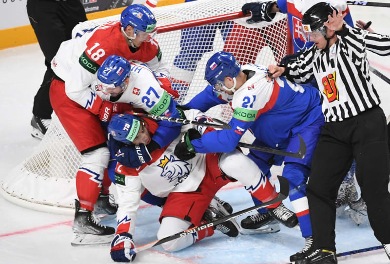 Jedna ze šarvátek během hokejového zápasu mezi Českem a Slovenskem na MS.