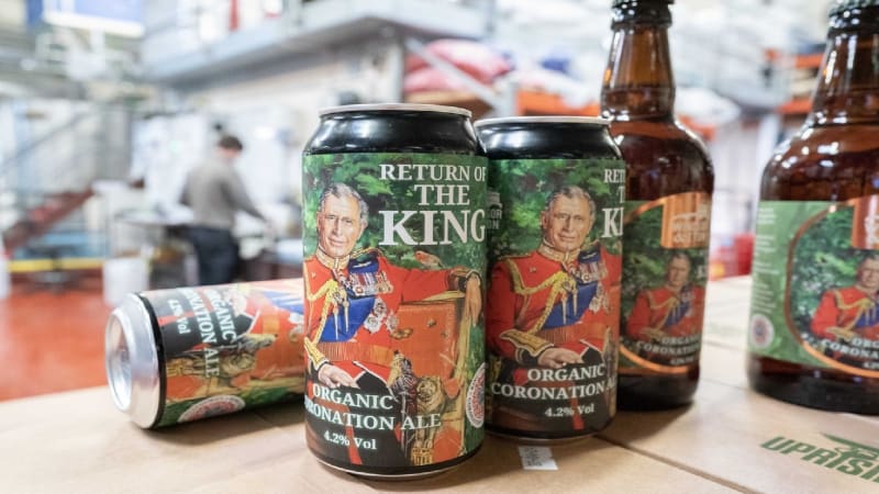 Britové slaví korunovace speciálním pivem. Následné kralování ale může skončit skandálem