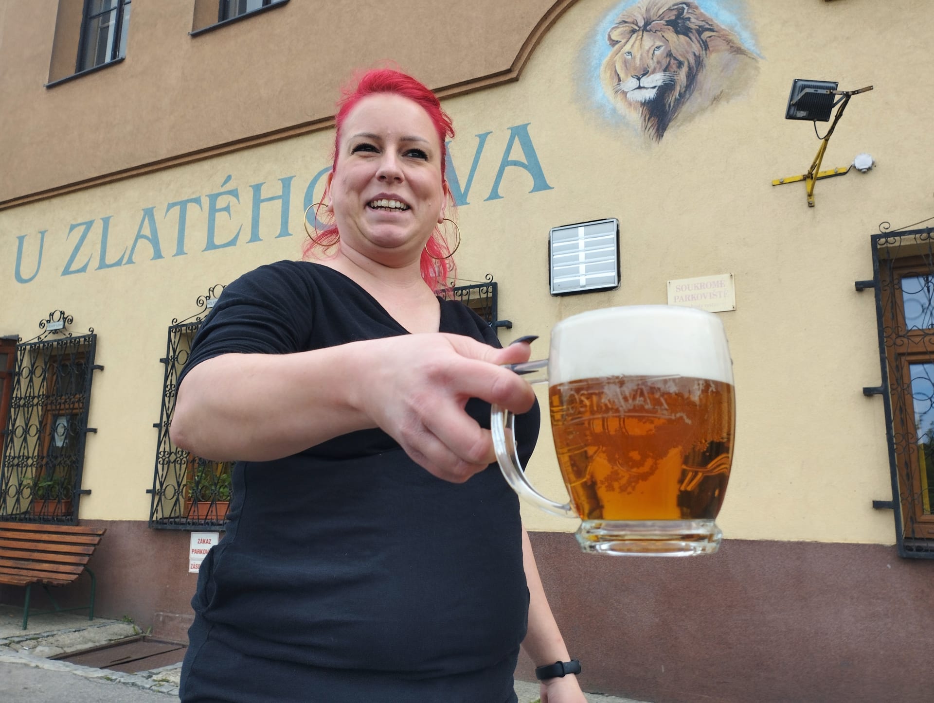 Reakce slezských hospodských na zdražení piva. Na snímku Adéla Norová, provozní hostince U Zlatého lva na Pustkovci, kde se pivo čepuje od roku 1769.