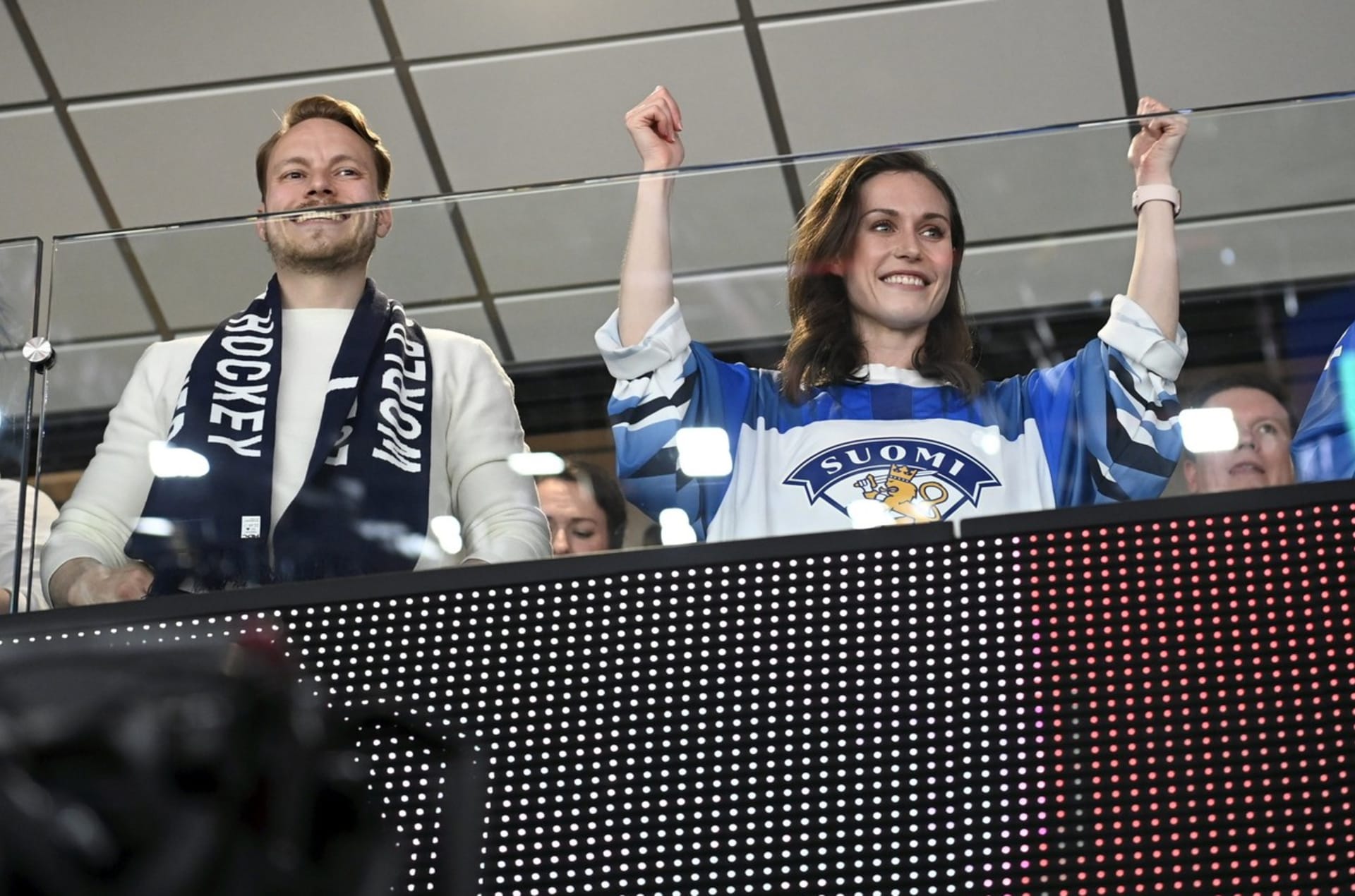 Finská premiérka Sanna Marinová a její manžel Markus Räikkönen fandí během finálového zápasu mistrovství světa v ledním hokeji 2022 mezi Finskem a Kanadou v Tampere. (29. května 2022)
