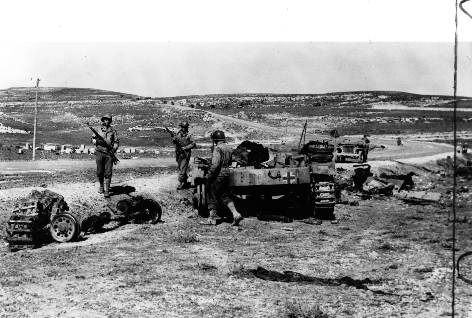 Americká hlídku u trosek zničeného německého tanku po bojích v Kaserínském průsmyku